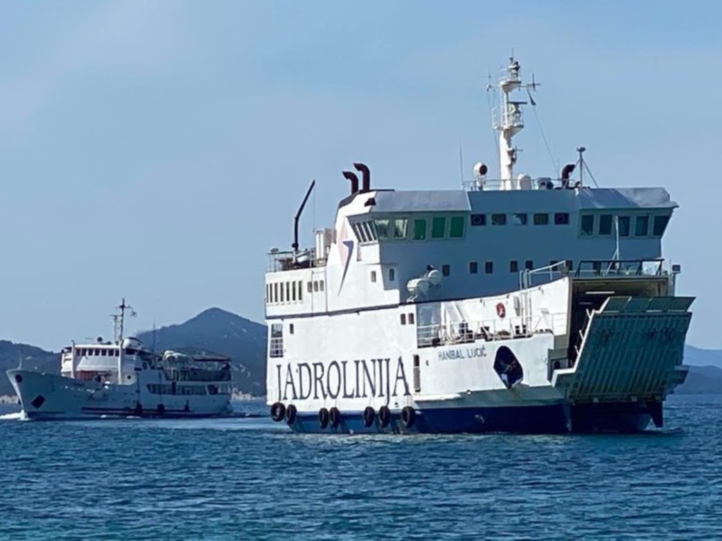 Ugostitelj traži radnicu za rad u kafiću na trajektu, radi se 15 dana, a ostalih 15 slobodno