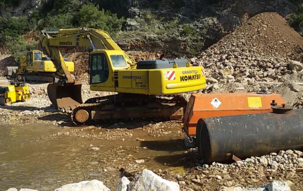 HOĆE LI NADLEŽNI INSPEKTORI  OSTATI PASIVNI? Što to istovaraju na plaži Cava? /FOTOGALARIJA/