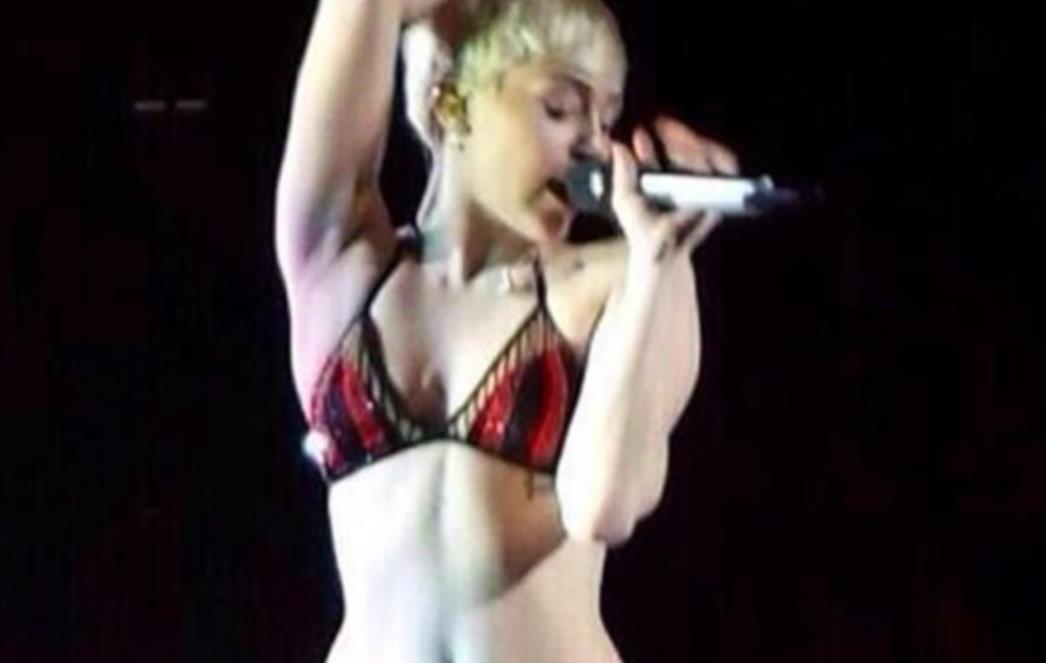 Miley na pozornicu istrčala u donjem rublju?