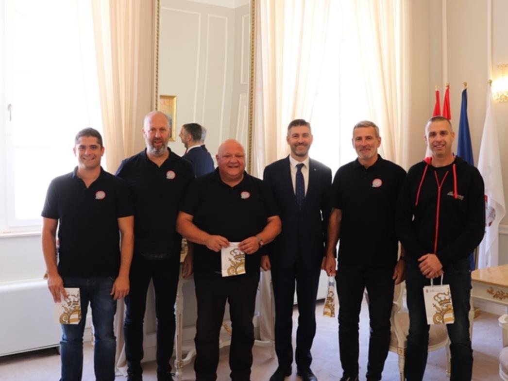 Zlatni vozači Auto kluba Dubrovnik Racing kod gradonačelnika Frankovića