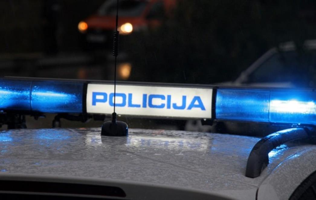 PROMETNA NESREĆA Rano jutros na Velikim Žalima automobil udario u brdo, jedna osoba ozlijeđena