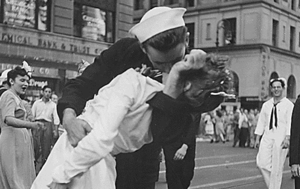 POLJUBAC KOJI GA JE PROSLAVIO: Vojnik sa slavne fotografije preminuo!