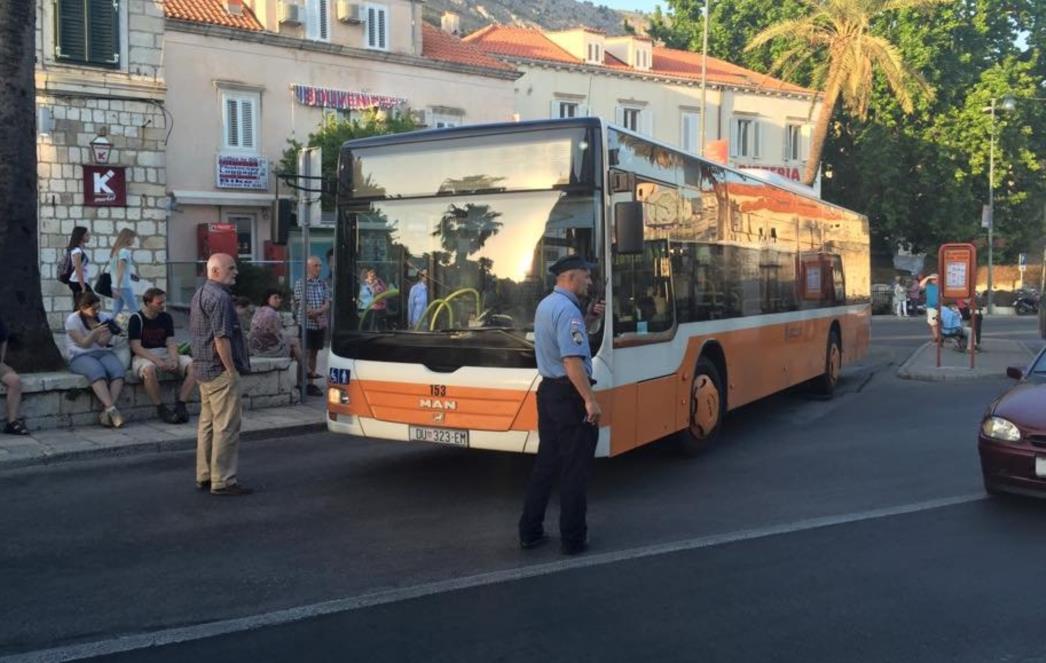 VOZAČ LIBERTASOVOG AUTOBUSA NAGLO ZAKOČIO: U dubrovačkoj bolnici preminuo ozlijeđeni muškarac!
