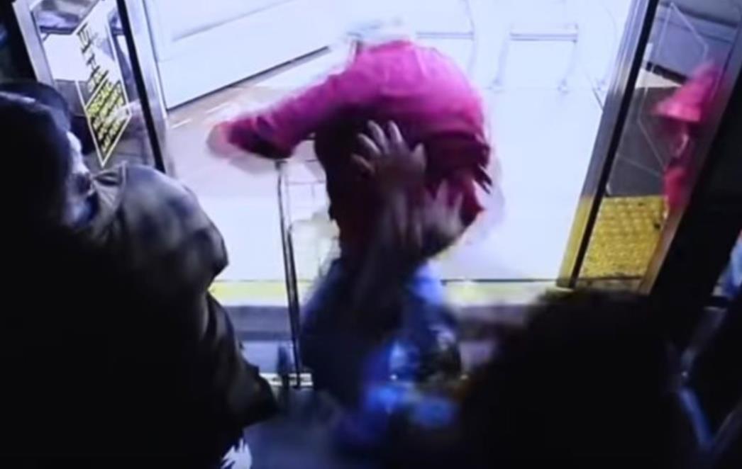 UZNEMIRUJUĆA SNIMKA! Gospodin upozorio djevojku da se pristojno ponaša, ona ga divljački odgurnula i ubila (VIDEO)