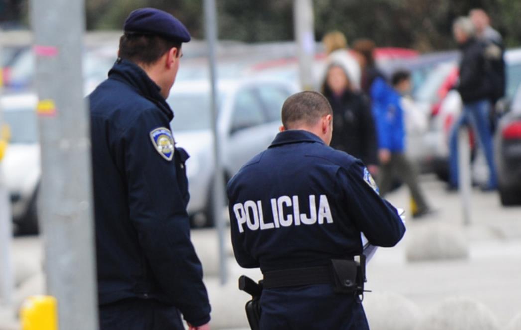 OKONČANA DRAMA U SPLITU: Vlasnicu koja se polila benzinom odvezli u bolnicu