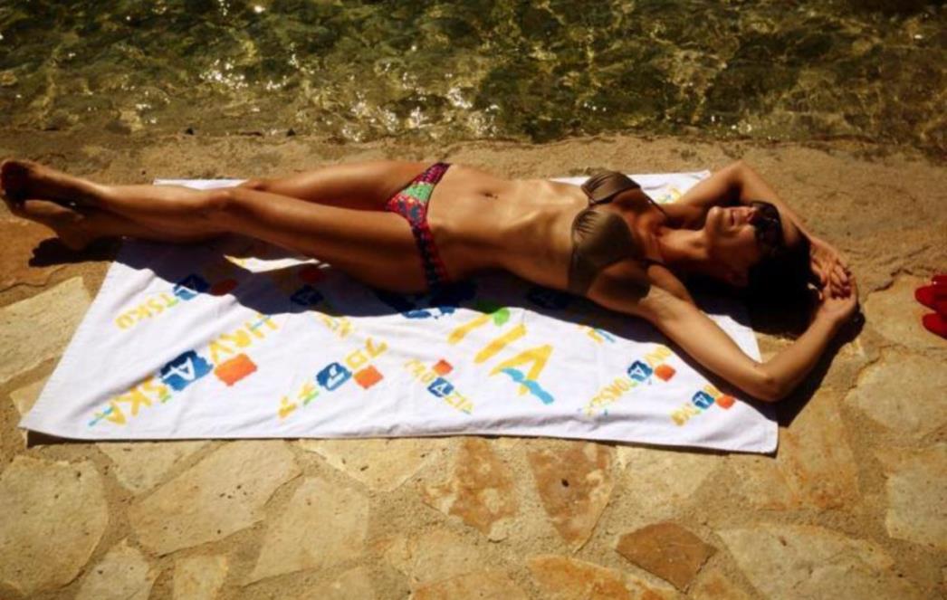 NA RUČNIKU HTZ-a! Ana Rucner uživa na plaži i poručuje: 'Ništa mi neće ovi dan pokvarit'