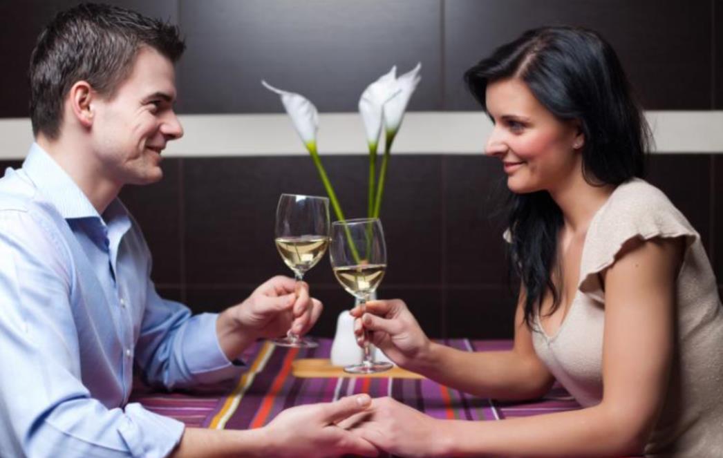 Tri jednostavna trika koja će otkriti jeste li mu privlačni!