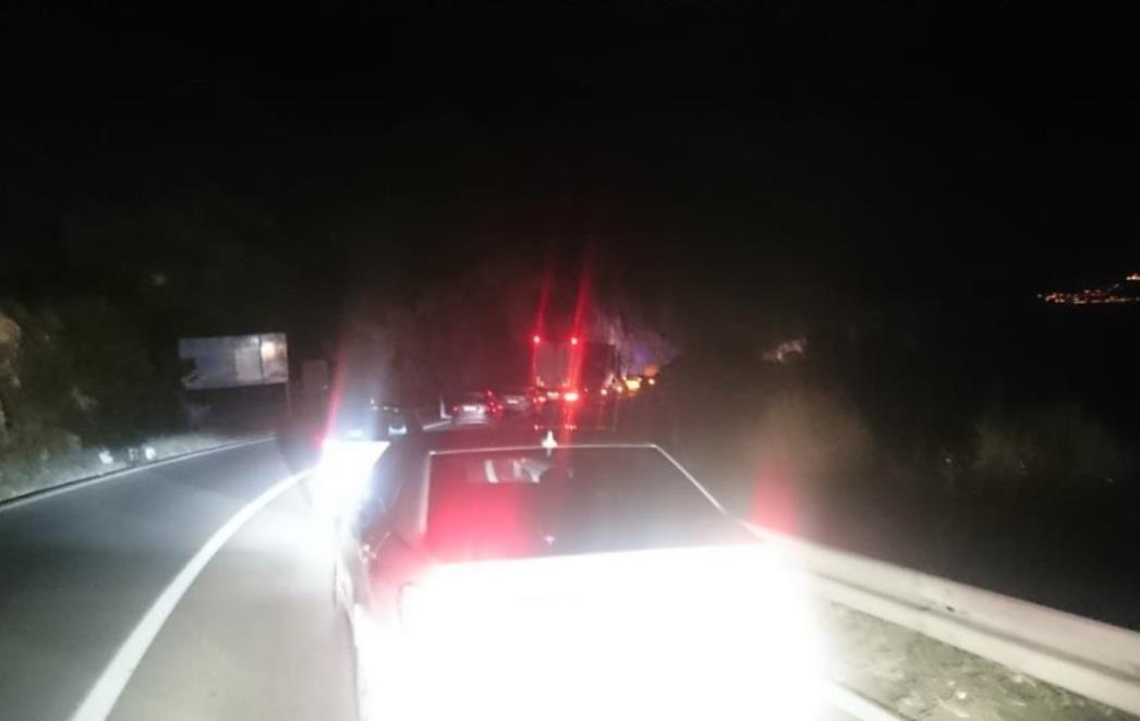 U teškoj prometnoj nesreći poviše Orsule ozlijeđene dvije osobe, jedna bila zaglavljena u autu