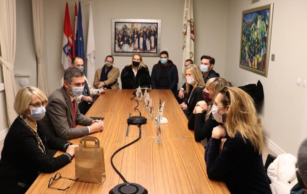 Dobitnici višestrukih nagrada „Kolarini“ na prijemu kod gradonačelnika Frankovića