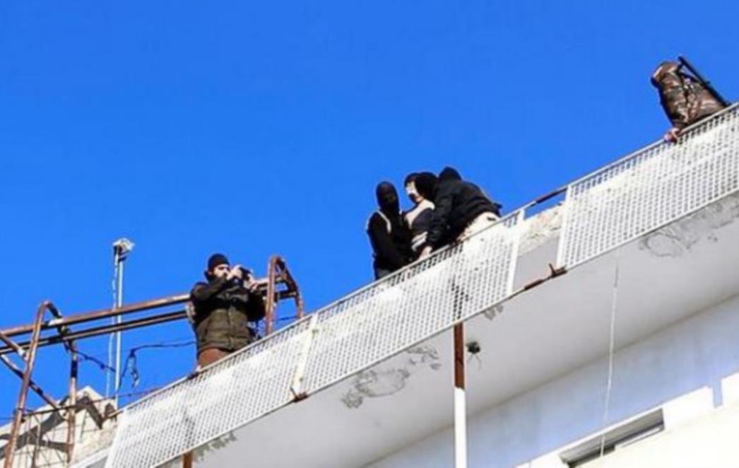 NOVI STRAVIČNI SNIMCI Militanti ISIL-a bacili mladića sa zgrade jer je bio homoseksualac!