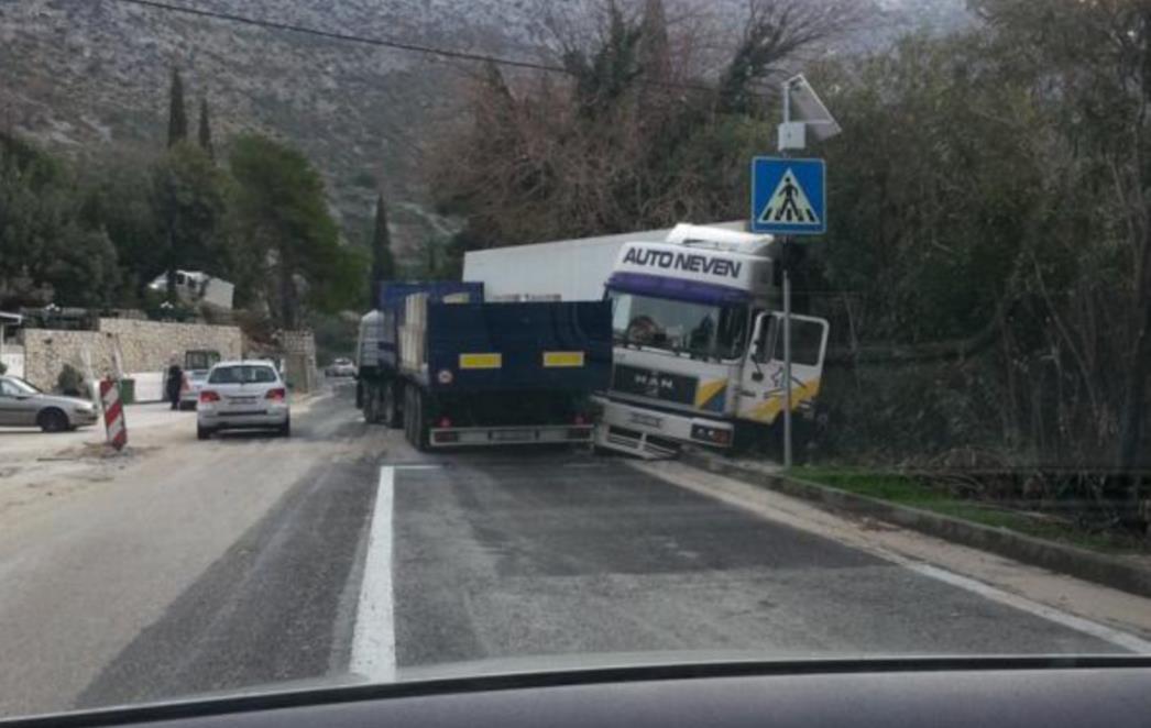 Sudar dva teretna kamiona u Malom Zatonu (FOTO)