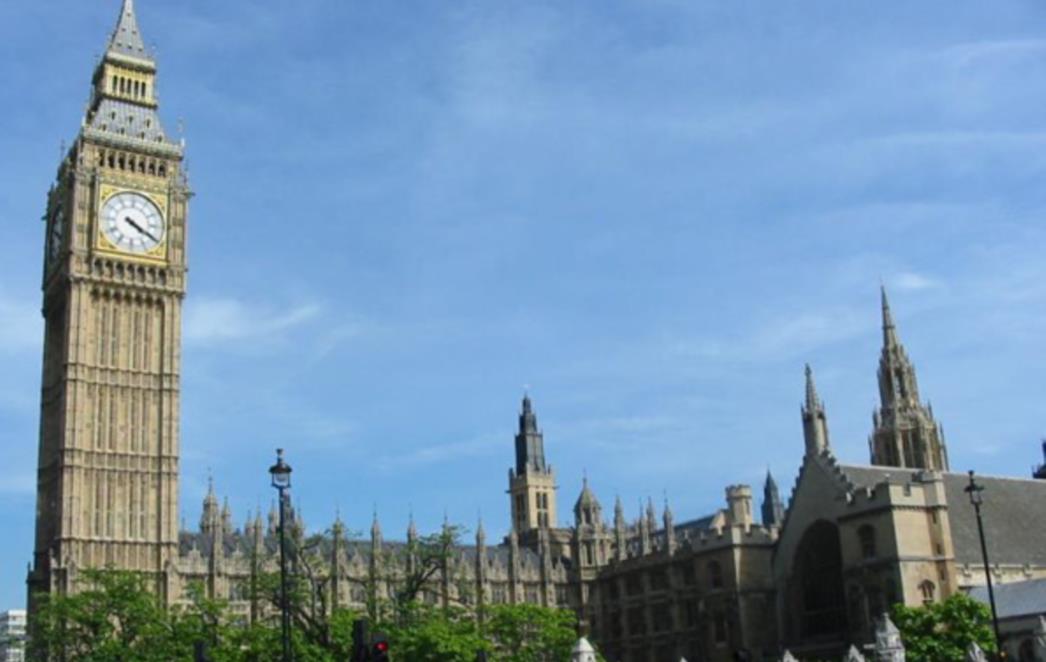 Big Ben se nagnuo na jednu stranu