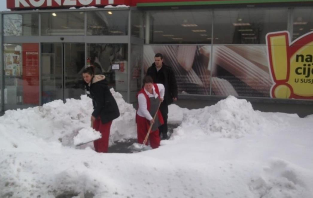 RADNICE KOJE 'LOPATAJU' Konzum se ispričao zbog krive interpretacije, autor fotografije najavljuje objavu novih materijala