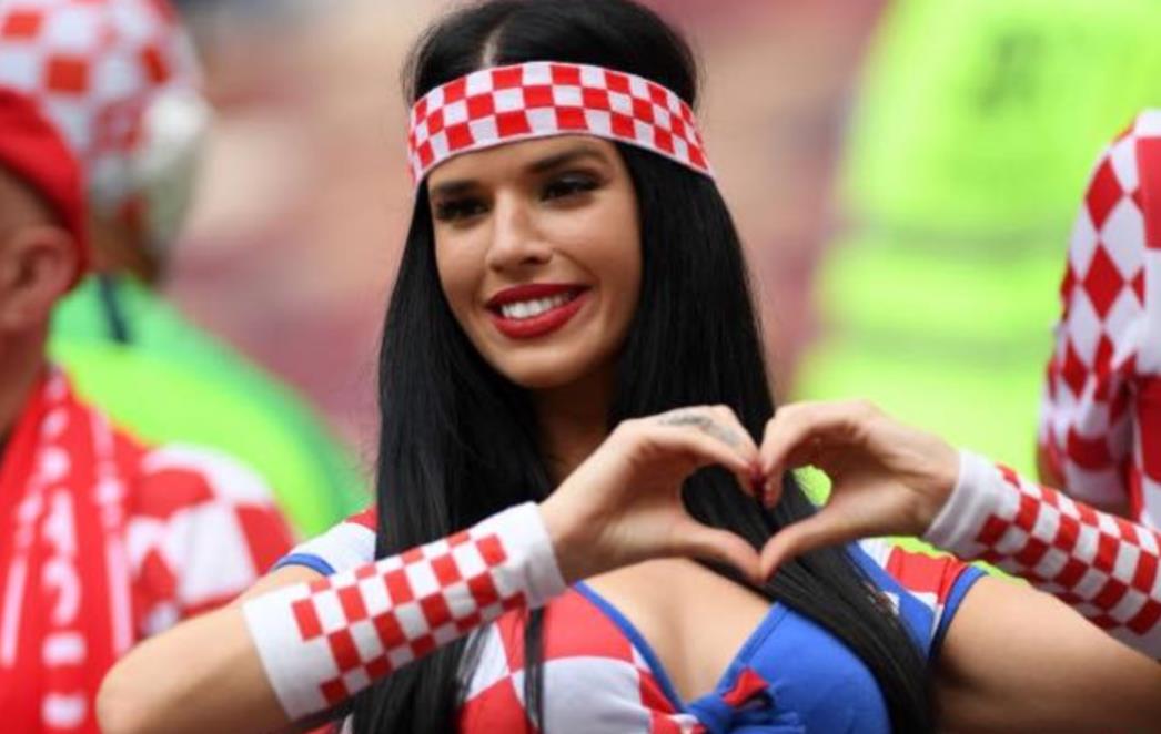 IVANA KNÖLL POTPUNO OČARALA ENGLEZE Poludjeli su za bikinijima najseksi hrvatske navijačice