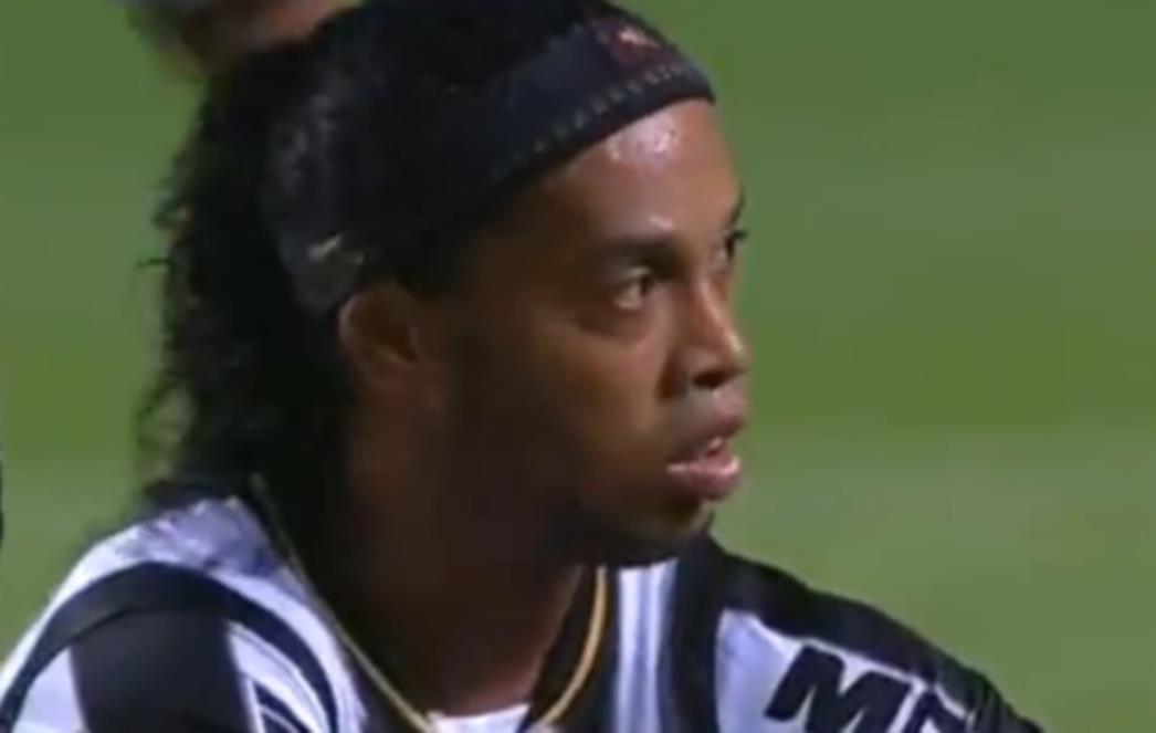 Propali Ronaldinho dotaknuo dno: Potjeran iz  kluba!
