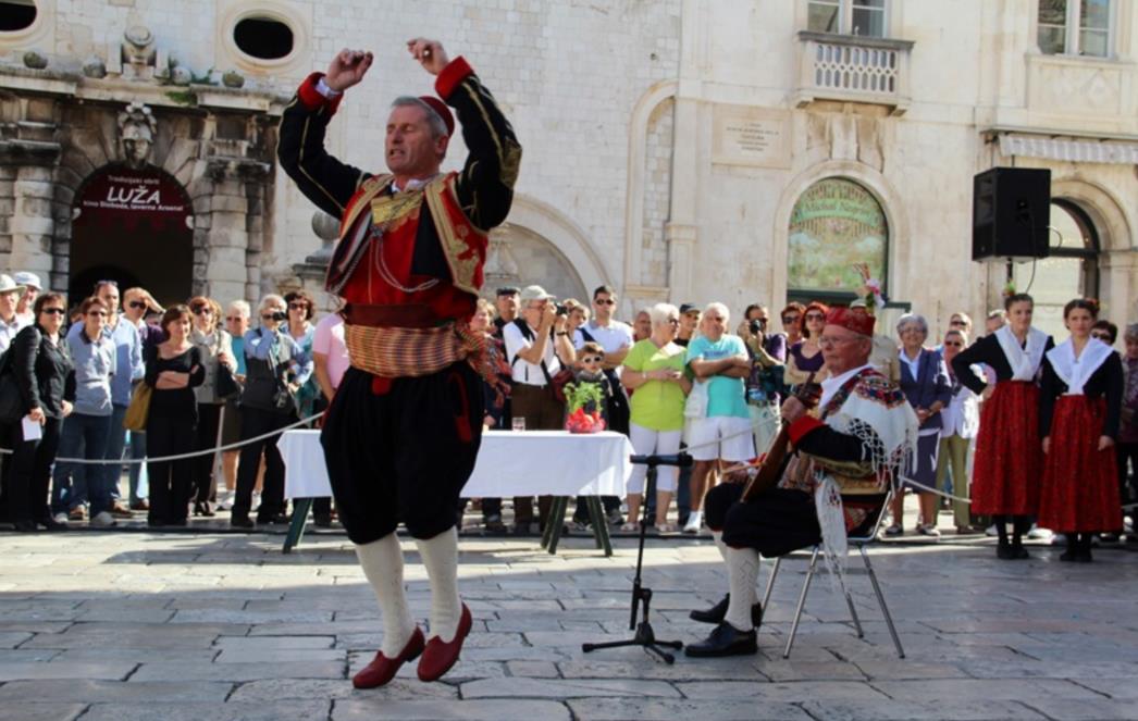 Primorski svatovi i Linđo oduševili  turiste (FOTOGALERIJA)