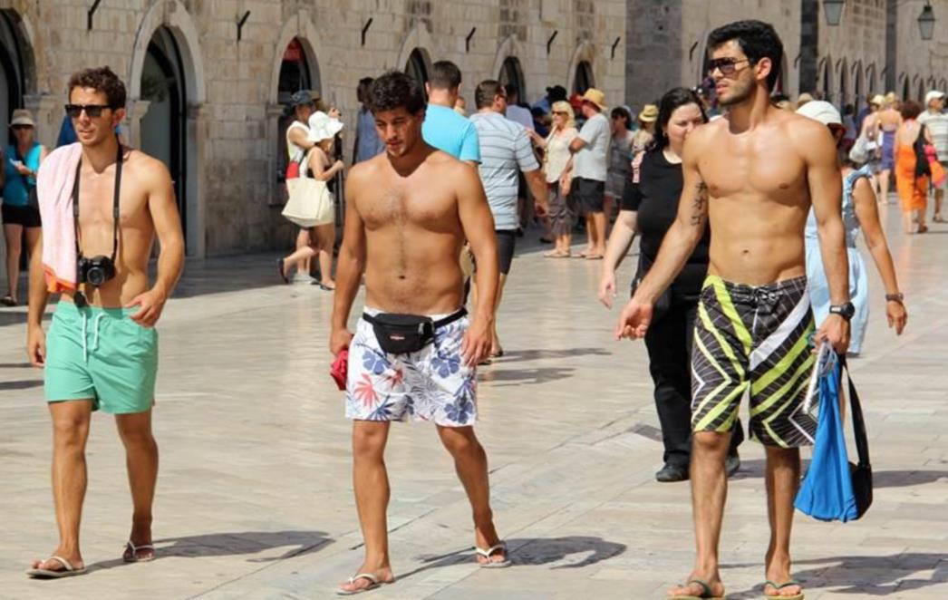 PAKLENO VRUĆE NA STRADUNU: Neki u hladu, a drugi polugoli šetaju po suncu (FOTOGALERIJA)
