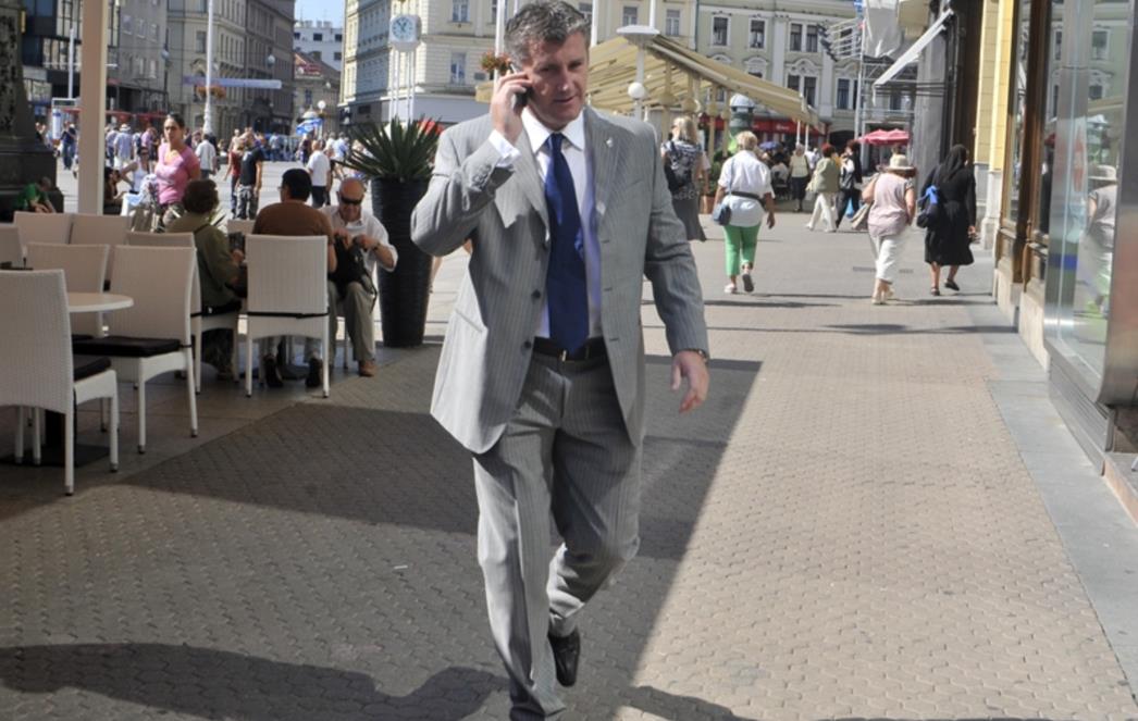 Šukerovo britansko državljanstvo i privatni biznis s naljepnicama za HNS