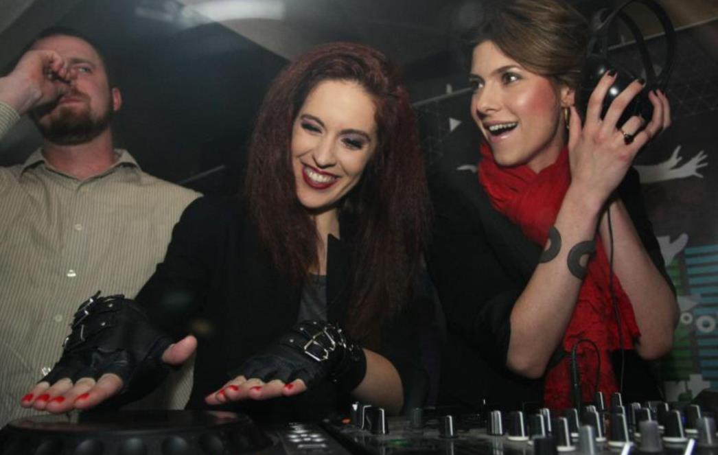 Glumice Jelena Perčin i Helena Minić okušale su se kao DJ-ice (FOTO)