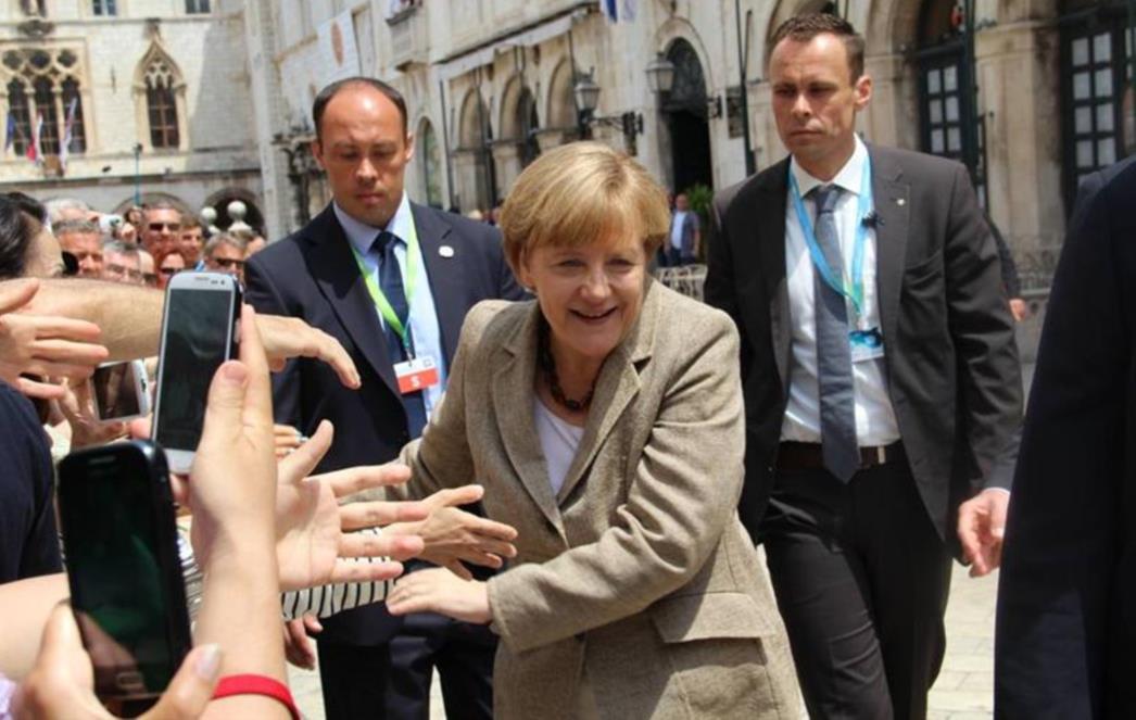TOČNO U PODNE Angela Merkel   uz ovacije  i zvižduke stigla u Grad: Rukovala se s političarima i okupljenim mnoštvom! /FOTOGALERIJA/