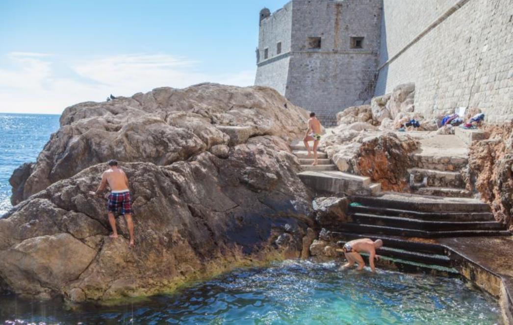 FOTOGRAFIJA DANA: Prvo kupanje u Dubrovniku