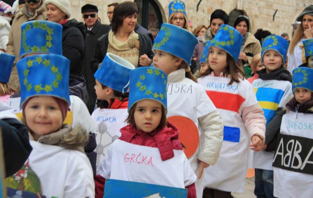 FOTOGALERIJA Male maškare na Stradunu: Tko je EU, a tko Snjeguljca?