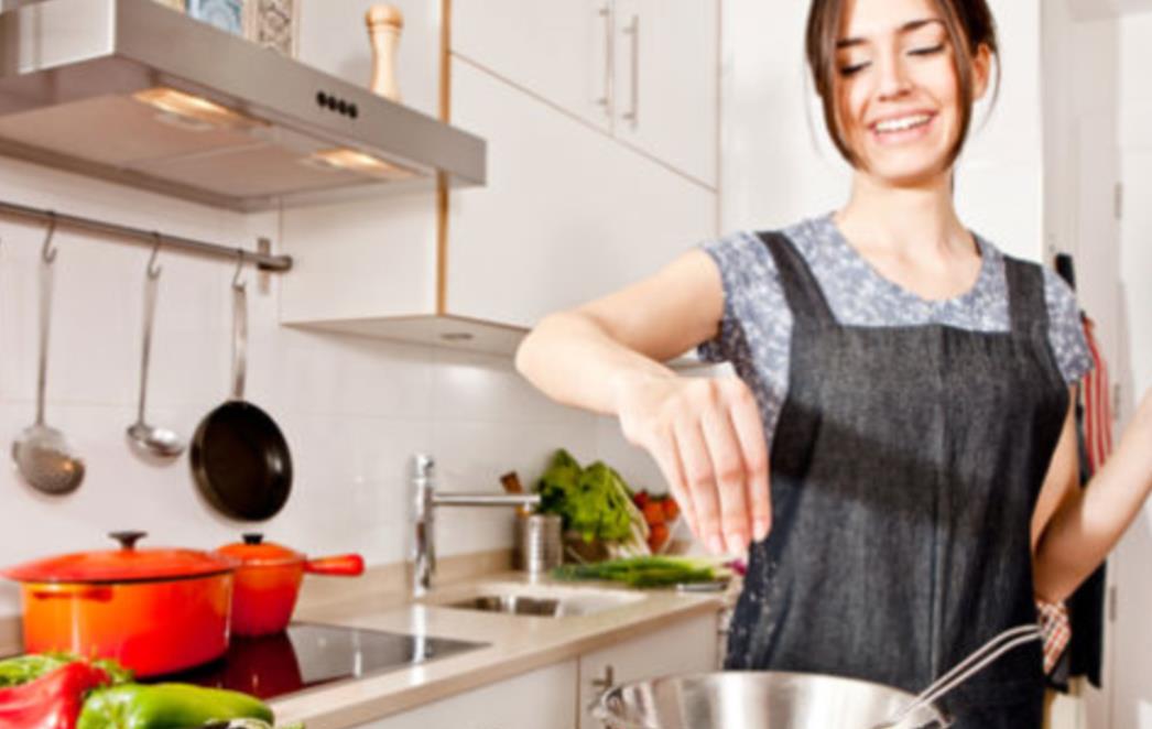 Istraživanje: Svaki deseti muškarac bi ostavio ženu koja ne zna kuhati