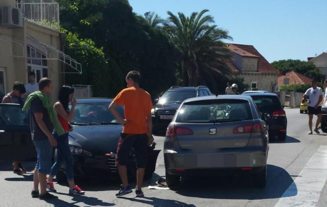 PROMETNA NESREĆA U DUBROVNIKU: Sudar osobnih vozila u ulici Andrije Hebranga /FOTO/