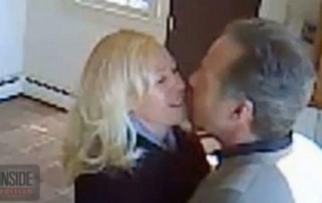 KAKO AMERIKANCI RADE S NEKRETNINAMA: Vlasnik kuće uhvatio dvoje agenata u seksualnom klinču, snimio ih i objavio! (VIDEO)