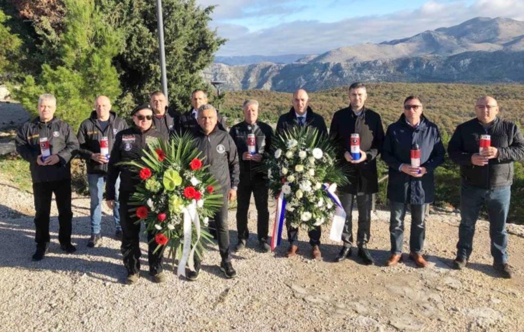 Gradonačelnik položio vijence sa Savezom udruga dragovoljaca HOS-a