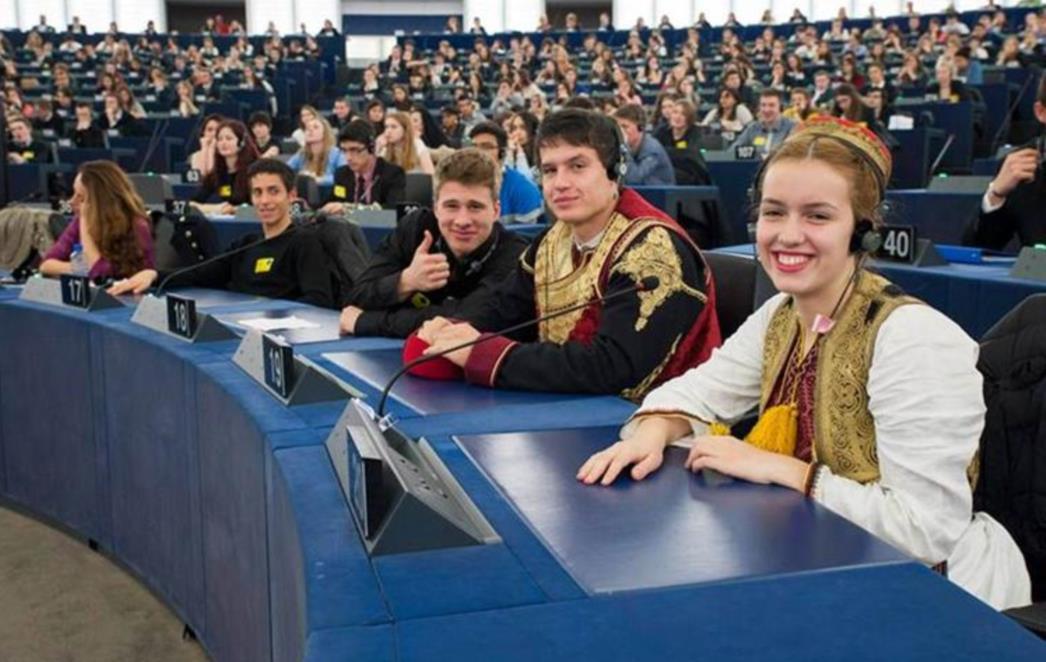 Učenici Dubrovačke privatne gimnazije oduševili na natjecanju u Strasbourgu: Nisu se odvajali od  trobojnice i bandijere Grada! (FOTOGALERIJA)