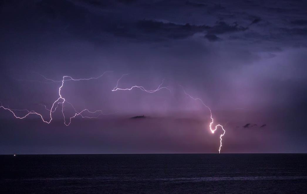 JESEN USRED LJETA: Nevrijeme praćeno grmljavinom i obilnim pljuskovima pogodilo Dubrovnik!