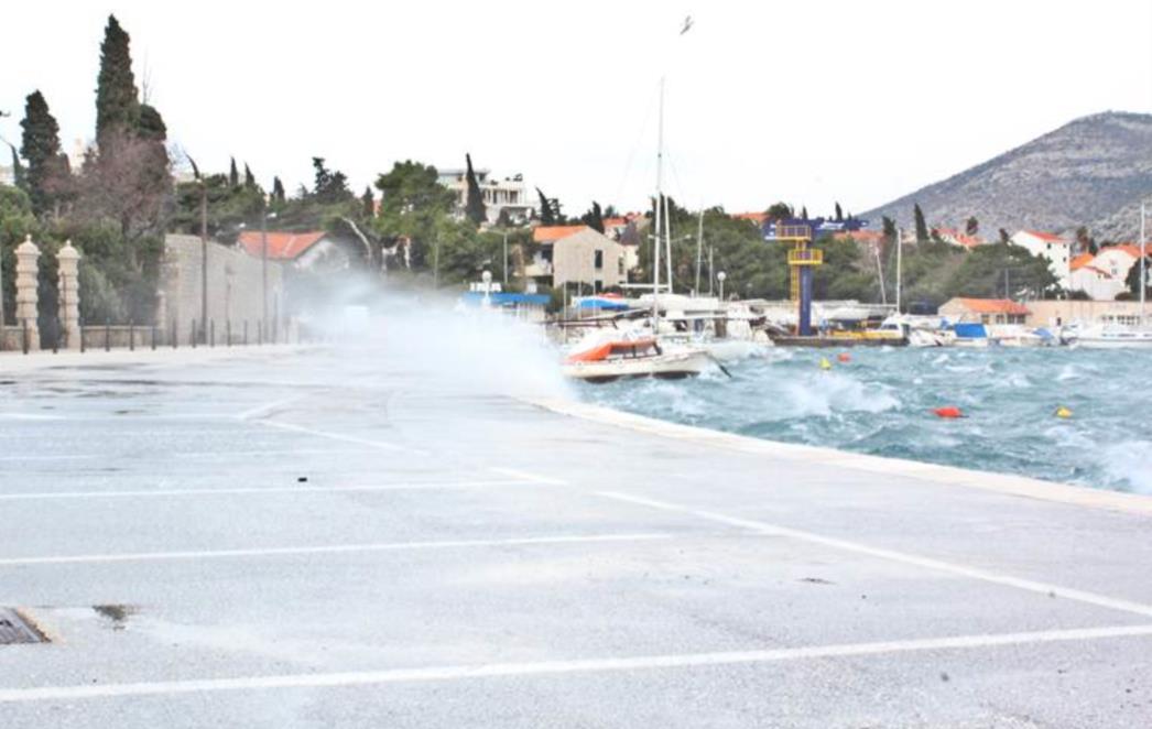 BURA PARALIZIRALA HRVATSKU: U Dubrovniku otkazani letovi, vatrogasci interveniraju na sve strane!