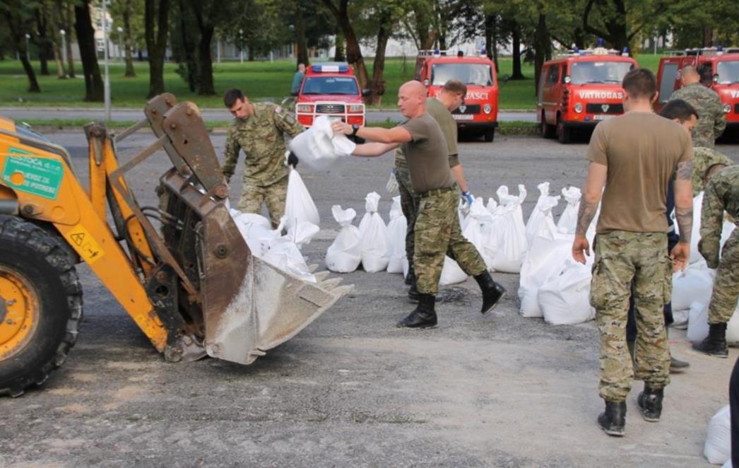 U poplavama diljem zemlje angažirano ukupno 700 vojnika 