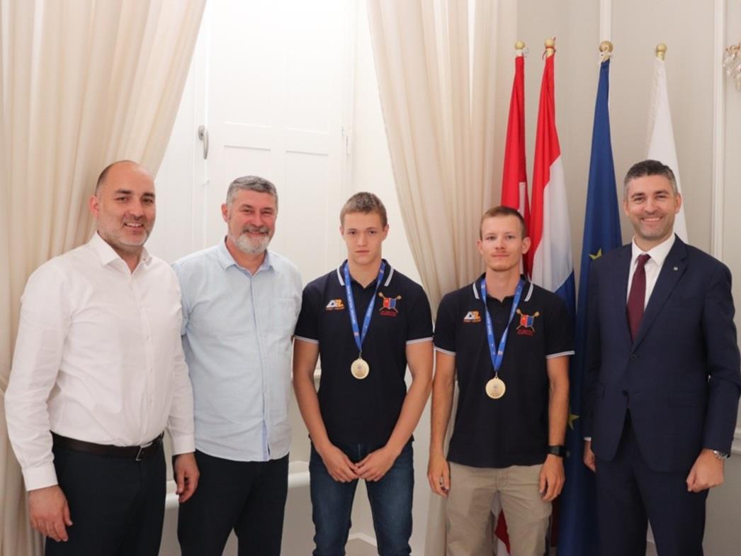 Veslači prvaci Hrvatske na prijemu kod gradonačelnika Frankovića
