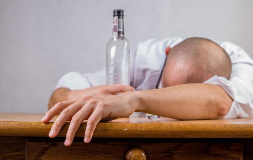U IZOLACIJI ČEŠĆE POSEŽETE ZA ALKOHOLOM KAKO BISTE SE BOLJE OSJEĆALI? Stručnjaci upozoravaju da to baš i nije najbolja ideja