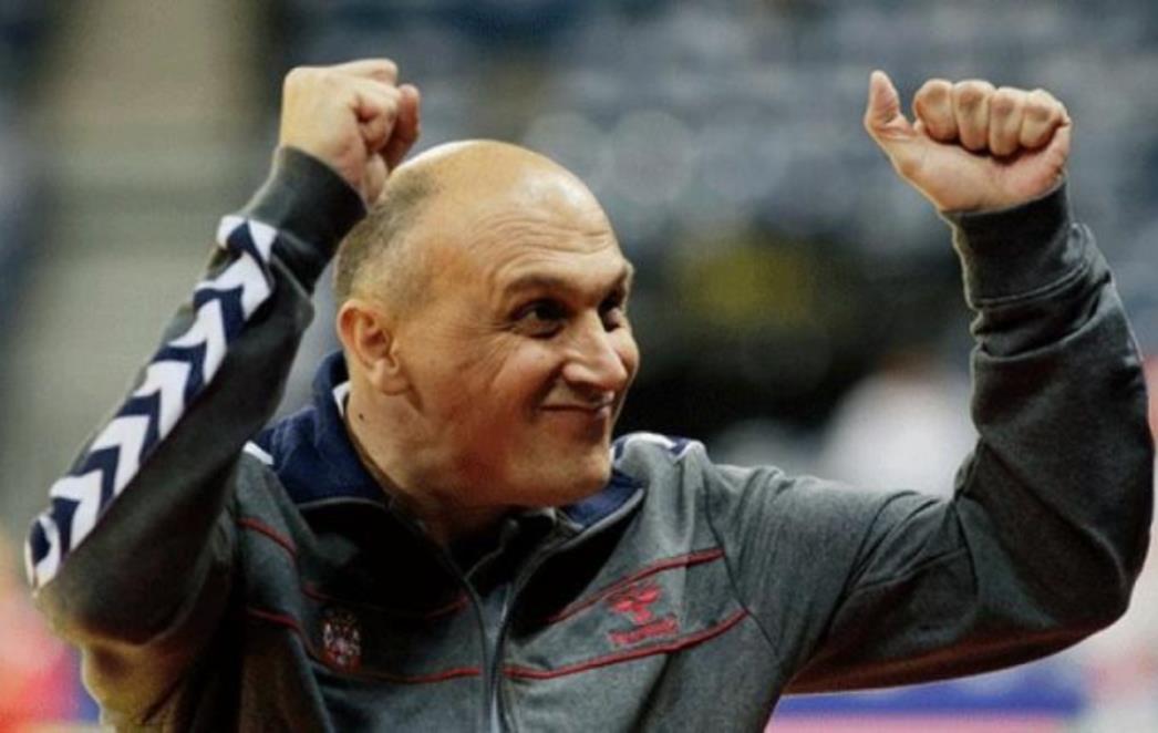 I TO JE SPORTAŠ Izbornik Srbije za vrijeme utakmice potezao za dres rukometašicu Danske!