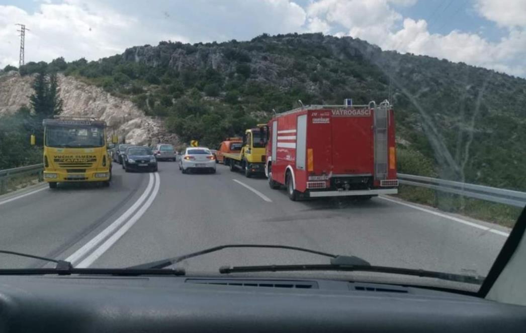 KOBNA NESREĆA KOD BANIĆA Smrtno stradao 39-godišnji motociklist iz Dubrovnika u sudaru s automobilom