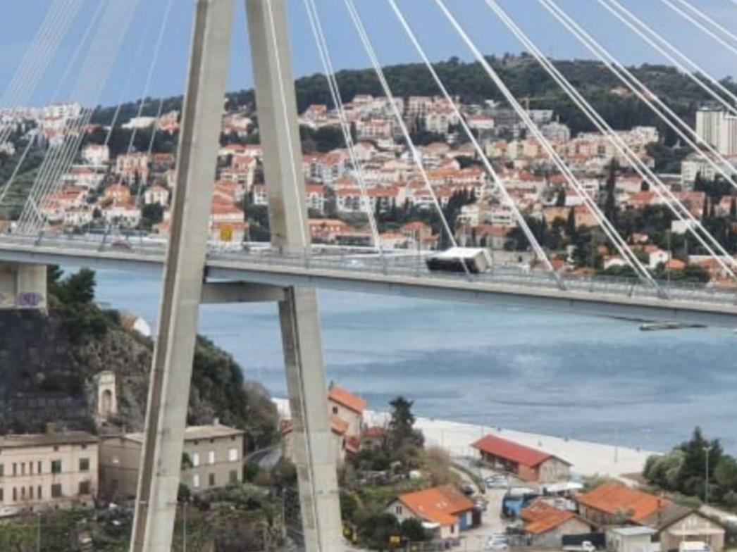 Prevrnuo se kamion na mostu, vozio tijekom zabrane?