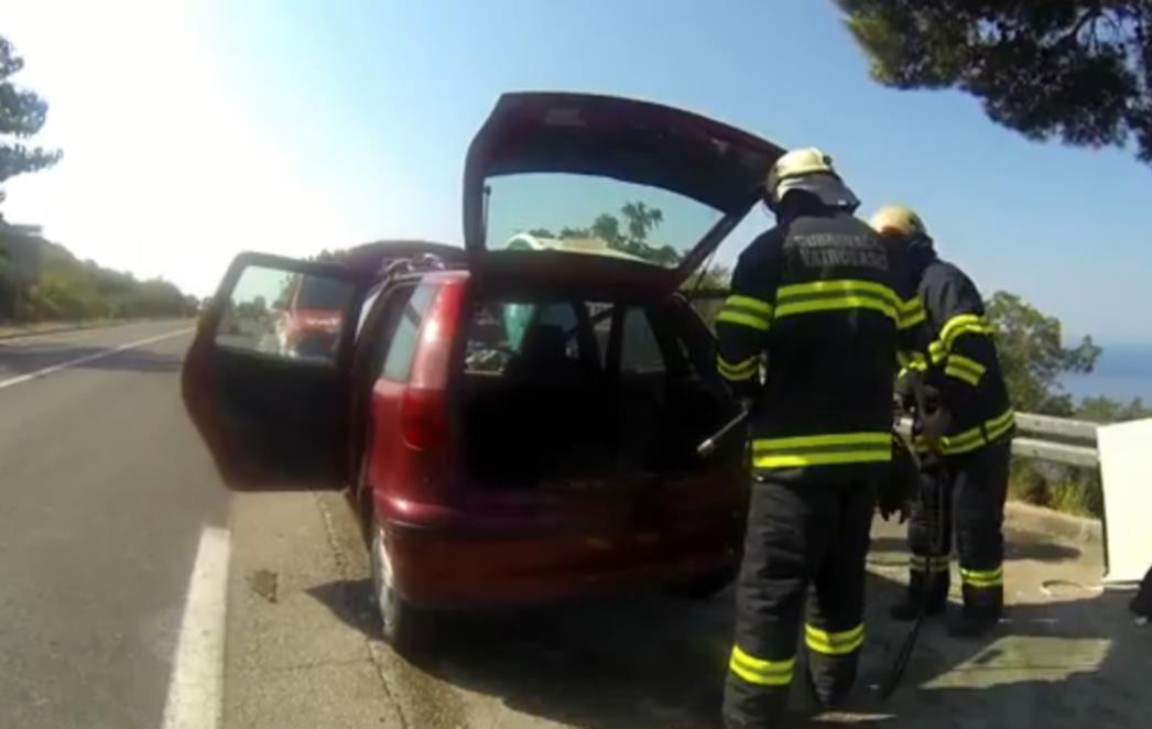 ZAPALIO  SE  AUTOMOBIL NA VIDIKOVCU: Pogledajte brzu intervenciju dubrovačkih vatrogasaca! (VIDEO)
