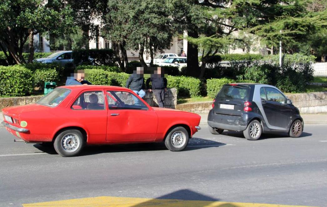 PROMETNA NESREĆA U CENTRU DUBROVNIKA: Sudar Opela i Smarta kod Doma zdravlja! (FOTO)