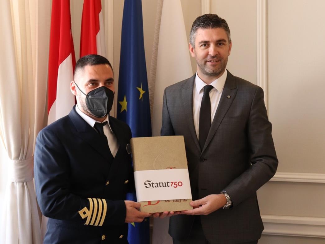 Gradonačelnik uručio Dubrovački statut dozapovjedniku broda