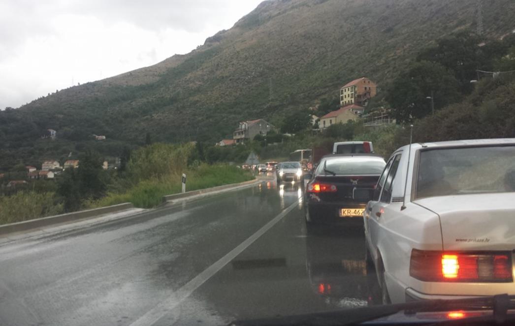 SJETILI SE UGASIT SEMAFOR U SREBRENOM: Nema više prometnog kolapsa u Župi dubrovačkoj!