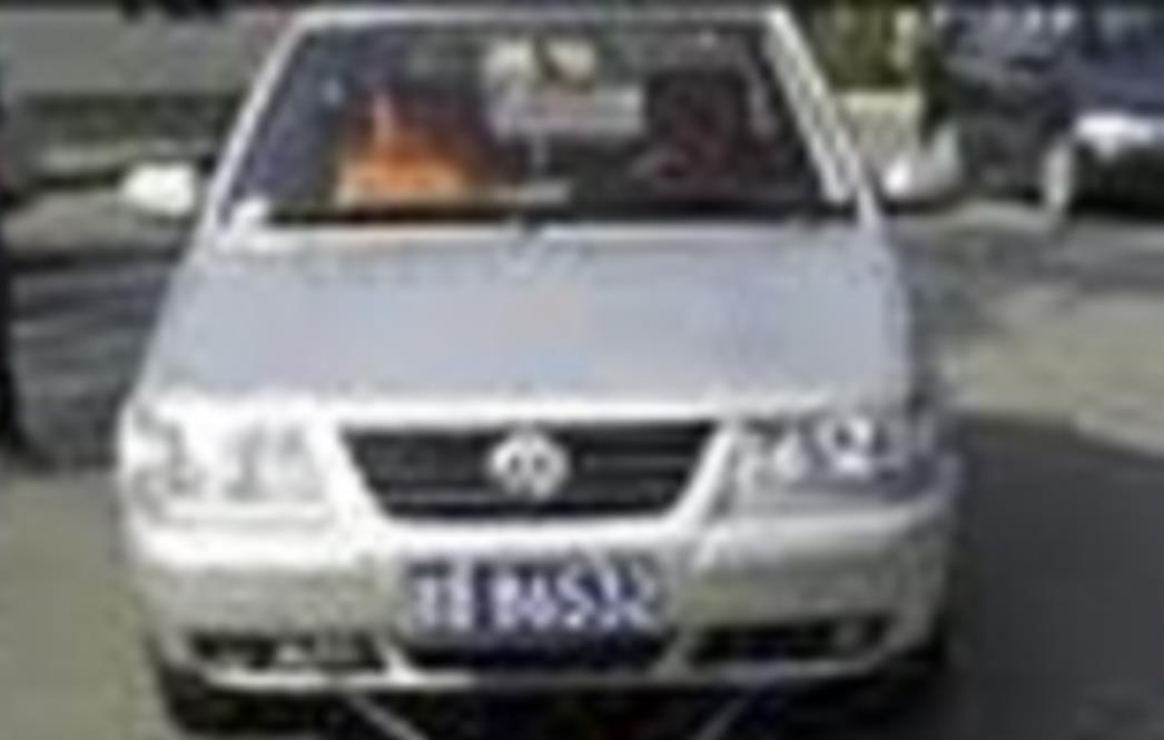 Kinez 'trbuhom' vuče automobil i 12 ljudi