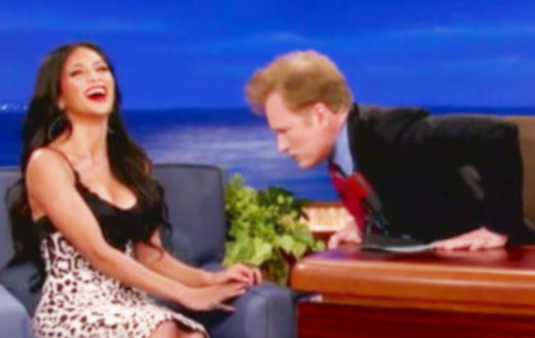 Voditelj 'poludio' kad je ugledao bujno poprsje Nicole Sherzinger (VIDEO)