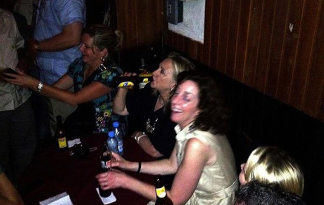 KAD HILLARY CLINTON OTPUSTI KOČNICE: Ispijala pivo i plesala u vrućim ritmovima salse