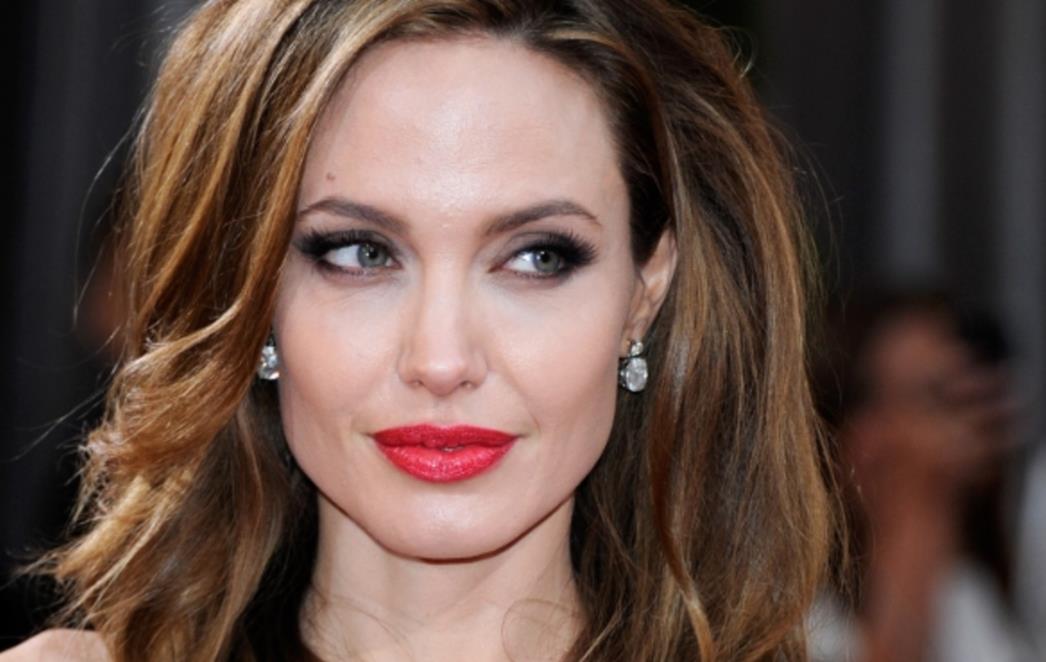 ANGELINA JOLIE SRUŠILA SE NA SETU Glumica ima samo 42 kilograma, mogla bi dobiti srčani?