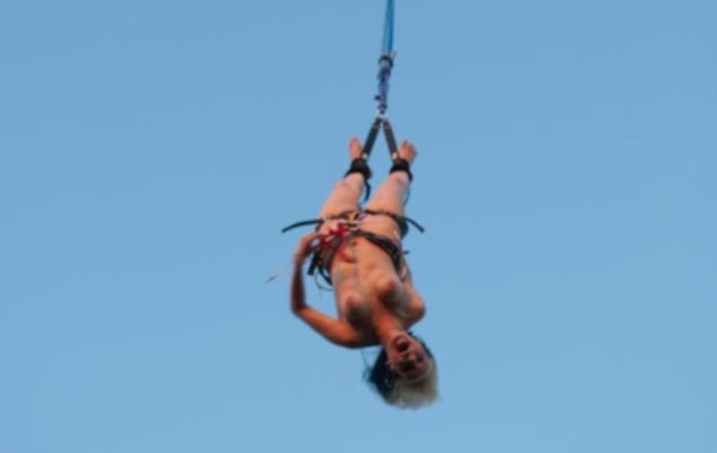  Što je uzbudljivije od bungeeja? Toples bungee!