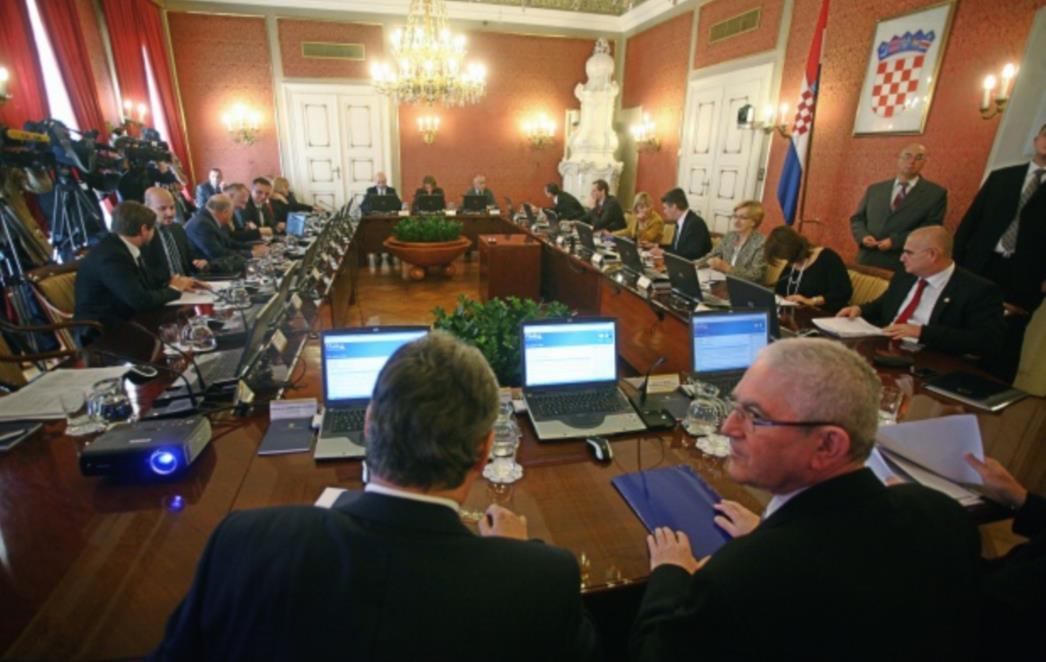 JADNICI, KAKO ĆE DALJE Cirkus na sjednici Vlade: Smanjili si plaće za 6 posto, najmanja plaća će biti oko 15 tisuća kuna