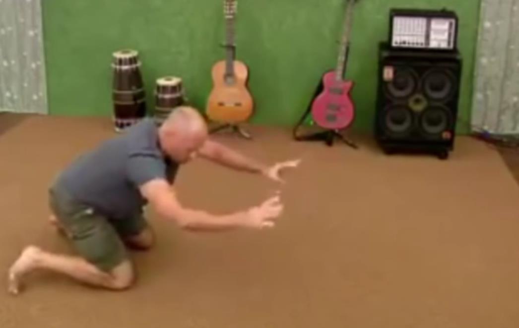 SAVJETI KOJI MOGU SPASITI ŽIVOT! Što napraviti ako vam zapne komad hrane u grlu?! (VIDEO)